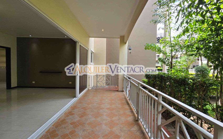 Apartamento en 1er nivel con terraza en San Rafael Escazú x Country Club