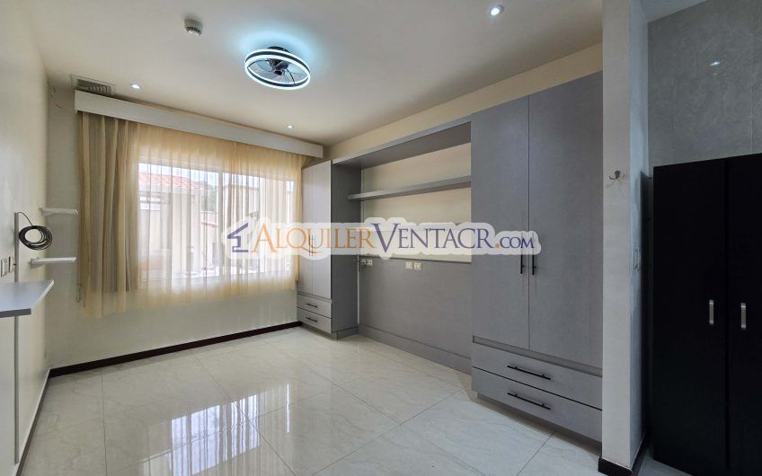Apartamento en 1er nivel con terraza en San Rafael Escazú x Country Club