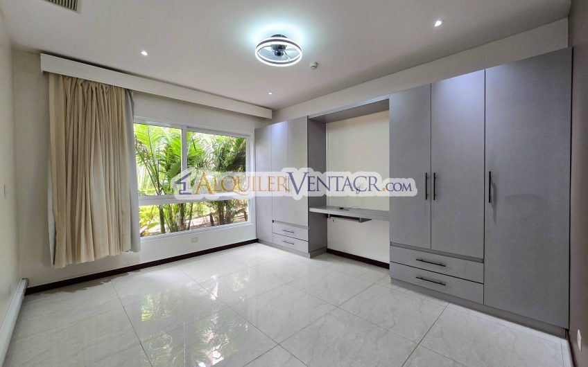 Apartamento en 1er nivel con terraza en San Rafael Escazú x Country Club