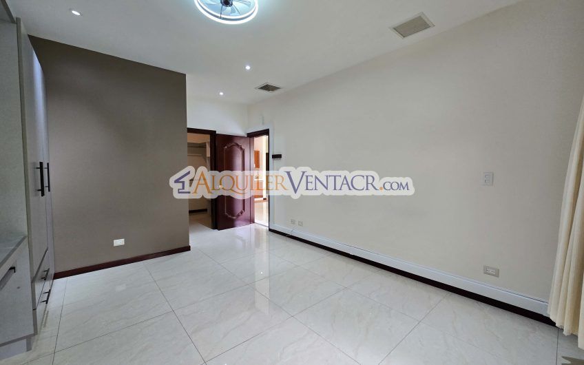 Apartamento en 1er nivel con terraza en San Rafael Escazú x Country Club