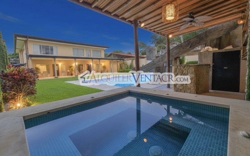 Casa de 630 m2 con piscina propia y con 950 m2 lote en Ciudad Colón