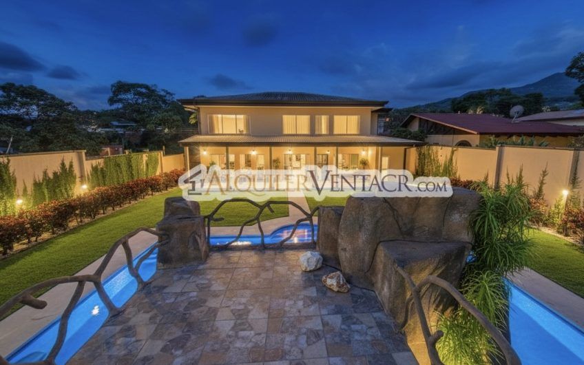 Casa de 630 m2 con piscina propia y con 950 m2 lote en Ciudad Colón