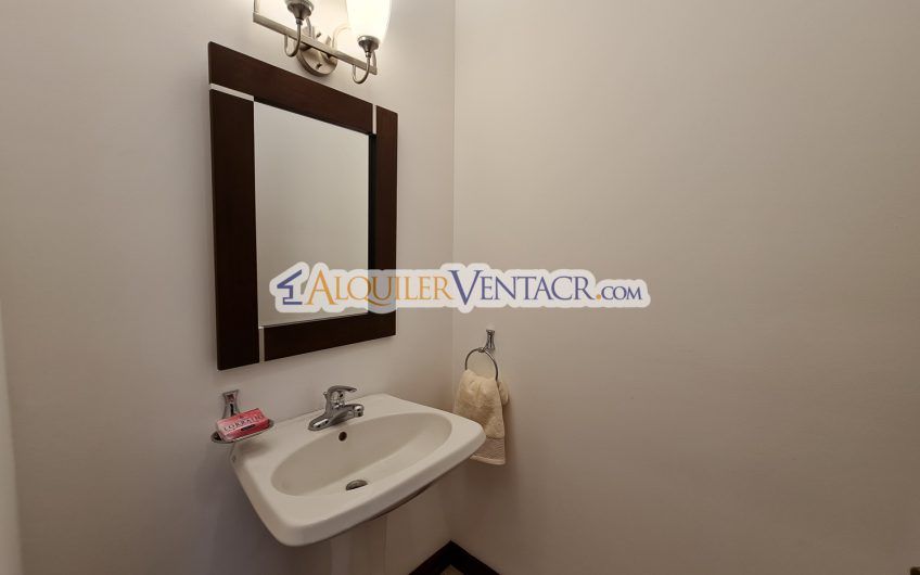 Penthouse de 150 m2 con vista y línea blanca en San Rafael Escazú