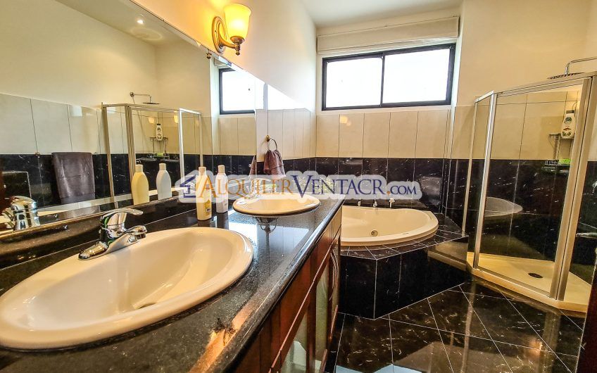 Penthouse de 150 m2 con vista y línea blanca en San Rafael Escazú