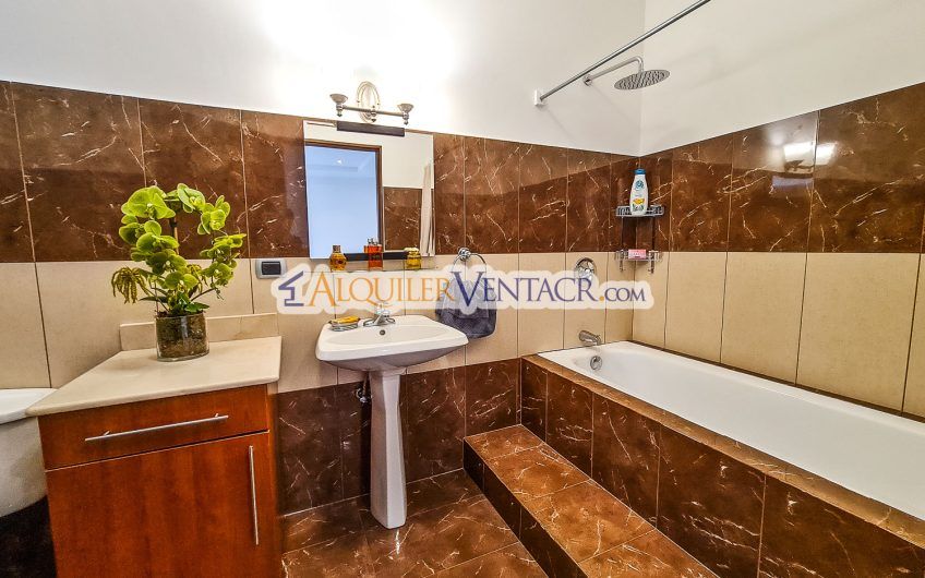 Penthouse de 170 m2 con vista y línea blanca en San Rafael Escazú