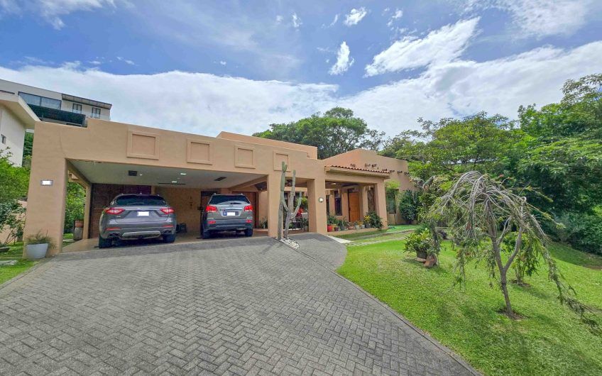 Condominio Cerro Real Escazú! Casa de Un Nivel de 500 m2 con 1.151 m2 de lote