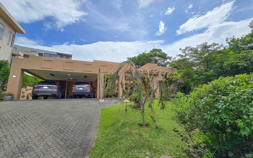 Condominio Cerro Real Escazú! Casa de Un Nivel de 500 m2 con 1.151 m2 de lote