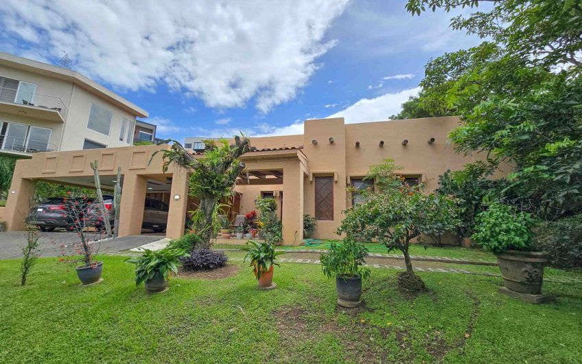 Condominio Cerro Real Escazú! Casa de Un Nivel de 500 m2 con 1.151 m2 de lote