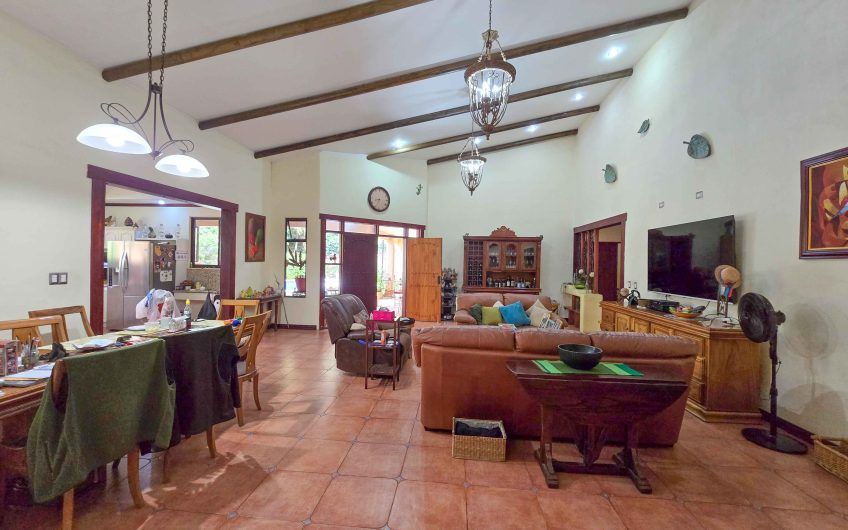 Condominio Cerro Real Escazú! Casa de Un Nivel de 500 m2 con 1.151 m2 de lote