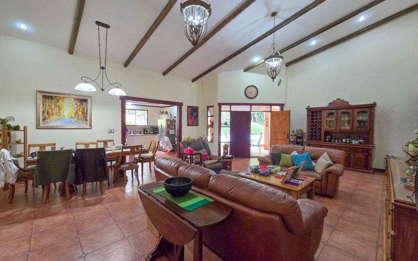 Condominio Cerro Real Escazú! Casa de Un Nivel de 500 m2 con 1.151 m2 de lote