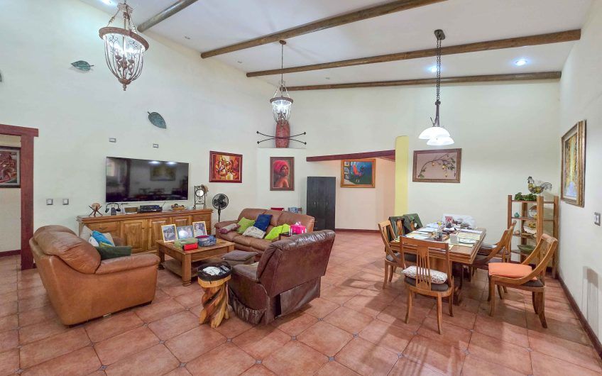 Condominio Cerro Real Escazú! Casa de Un Nivel de 500 m2 con 1.151 m2 de lote