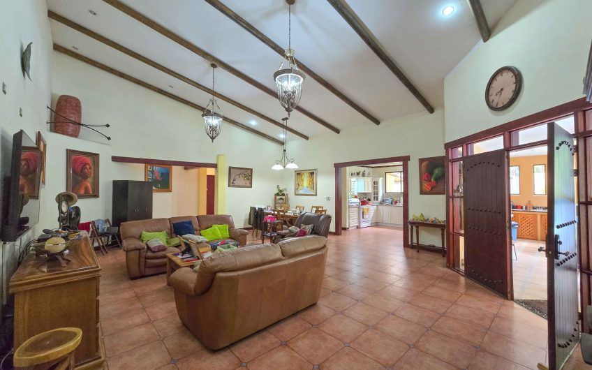 Condominio Cerro Real Escazú! Casa de Un Nivel de 500 m2 con 1.151 m2 de lote