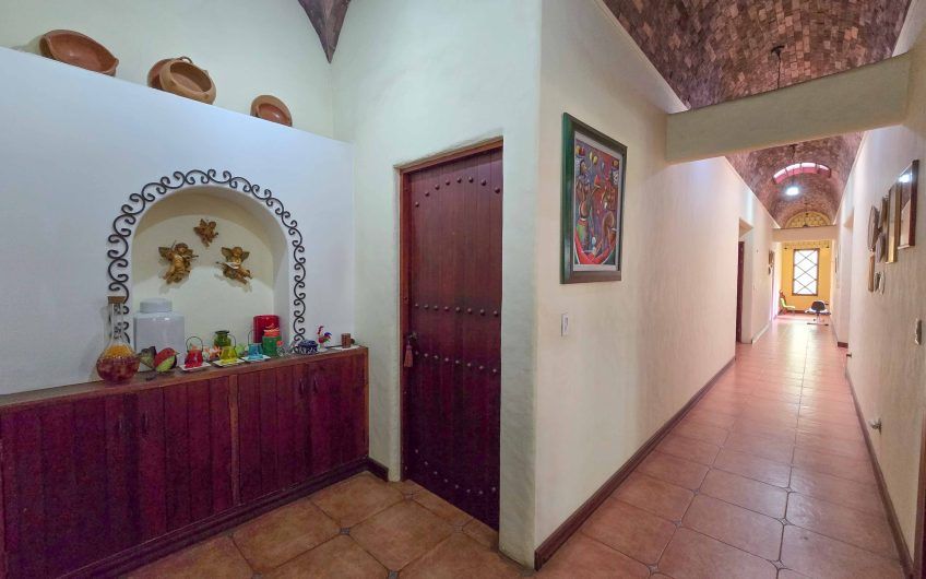 Condominio Cerro Real Escazú! Casa de Un Nivel de 500 m2 con 1.151 m2 de lote