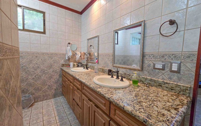 Condominio Cerro Real Escazú! Casa de Un Nivel de 500 m2 con 1.151 m2 de lote