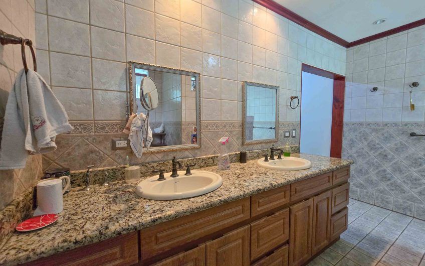 Condominio Cerro Real Escazú! Casa de Un Nivel de 500 m2 con 1.151 m2 de lote