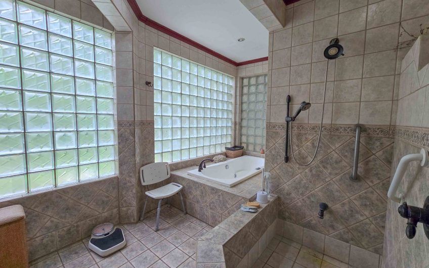 Condominio Cerro Real Escazú! Casa de Un Nivel de 500 m2 con 1.151 m2 de lote