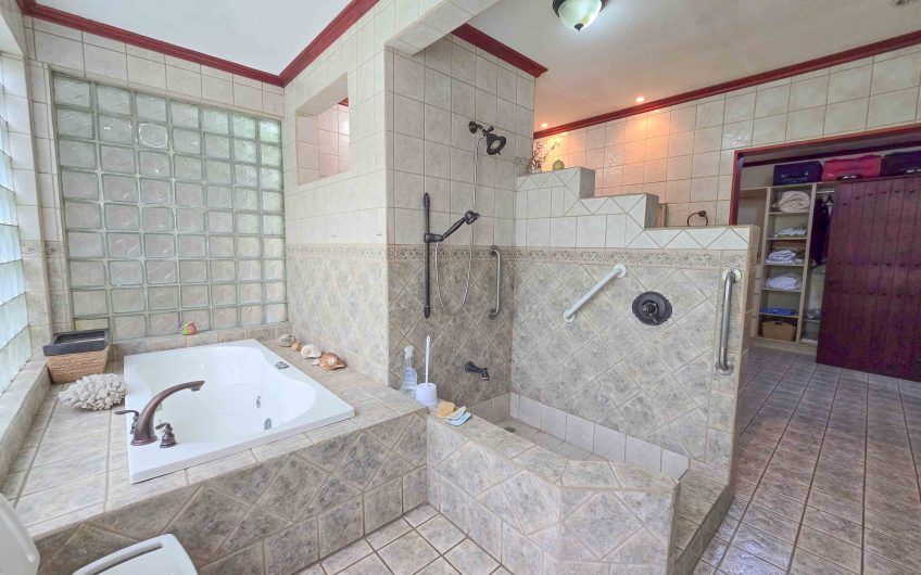 Condominio Cerro Real Escazú! Casa de Un Nivel de 500 m2 con 1.151 m2 de lote