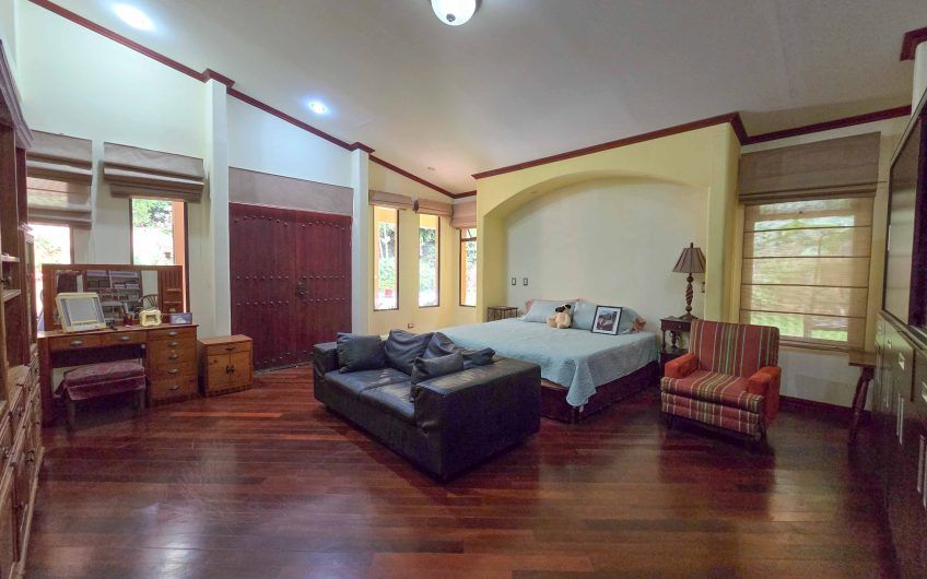 Condominio Cerro Real Escazú! Casa de Un Nivel de 500 m2 con 1.151 m2 de lote