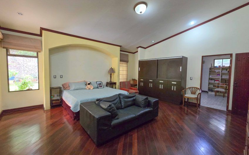 Condominio Cerro Real Escazú! Casa de Un Nivel de 500 m2 con 1.151 m2 de lote