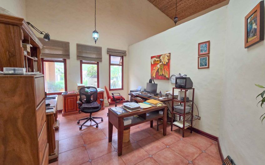 Condominio Cerro Real Escazú! Casa de Un Nivel de 500 m2 con 1.151 m2 de lote