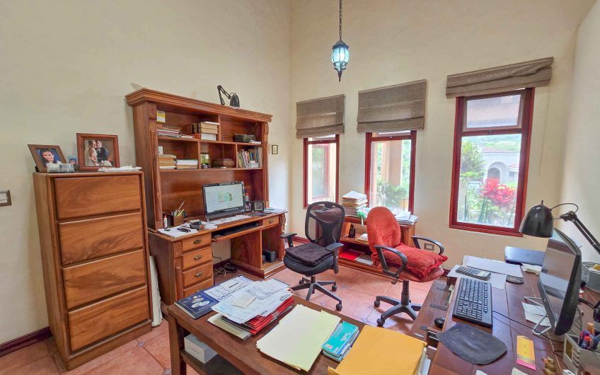 Condominio Cerro Real Escazú! Casa de Un Nivel de 500 m2 con 1.151 m2 de lote