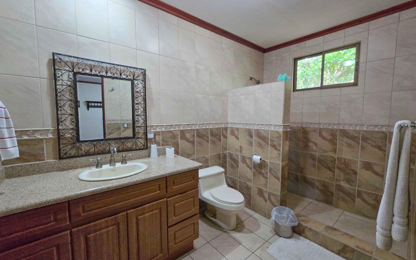 Condominio Cerro Real Escazú! Casa de Un Nivel de 500 m2 con 1.151 m2 de lote