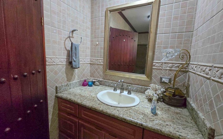 Condominio Cerro Real Escazú! Casa de Un Nivel de 500 m2 con 1.151 m2 de lote