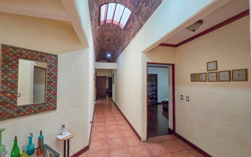 Condominio Cerro Real Escazú! Casa de Un Nivel de 500 m2 con 1.151 m2 de lote