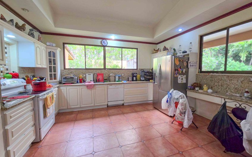 Condominio Cerro Real Escazú! Casa de Un Nivel de 500 m2 con 1.151 m2 de lote