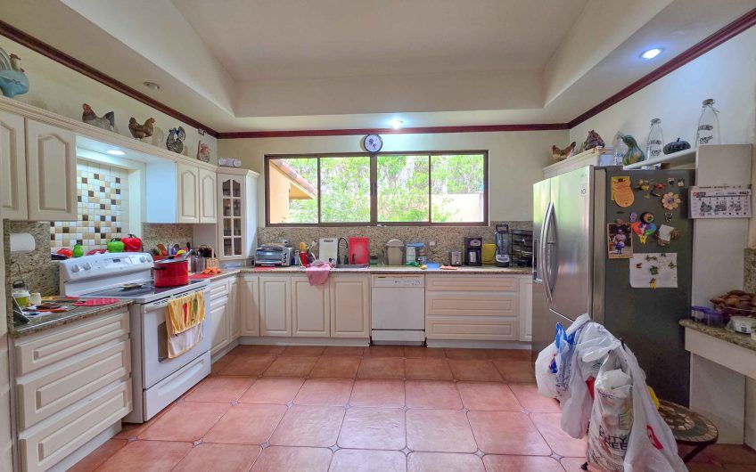 Condominio Cerro Real Escazú! Casa de Un Nivel de 500 m2 con 1.151 m2 de lote