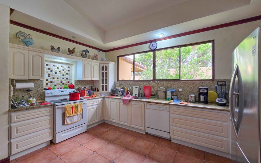 Condominio Cerro Real Escazú! Casa de Un Nivel de 500 m2 con 1.151 m2 de lote