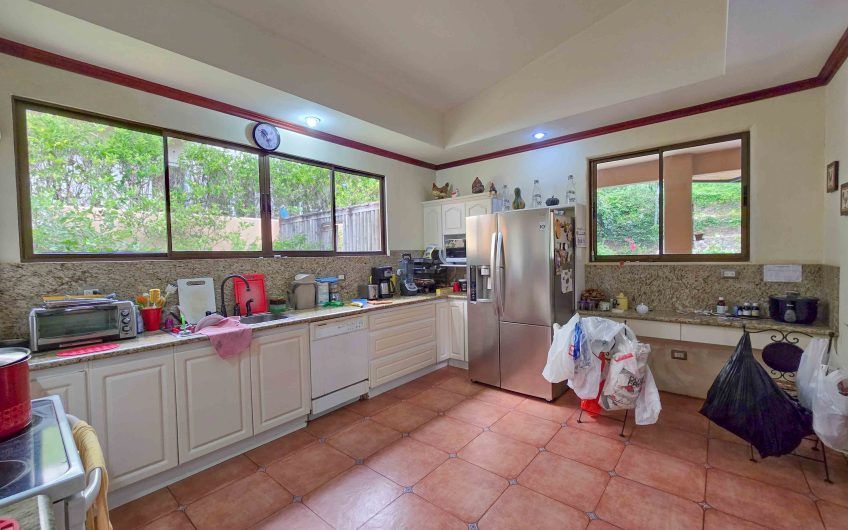 Condominio Cerro Real Escazú! Casa de Un Nivel de 500 m2 con 1.151 m2 de lote