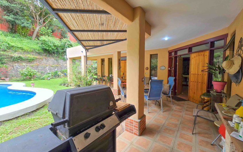 Condominio Cerro Real Escazú! Casa de Un Nivel de 500 m2 con 1.151 m2 de lote