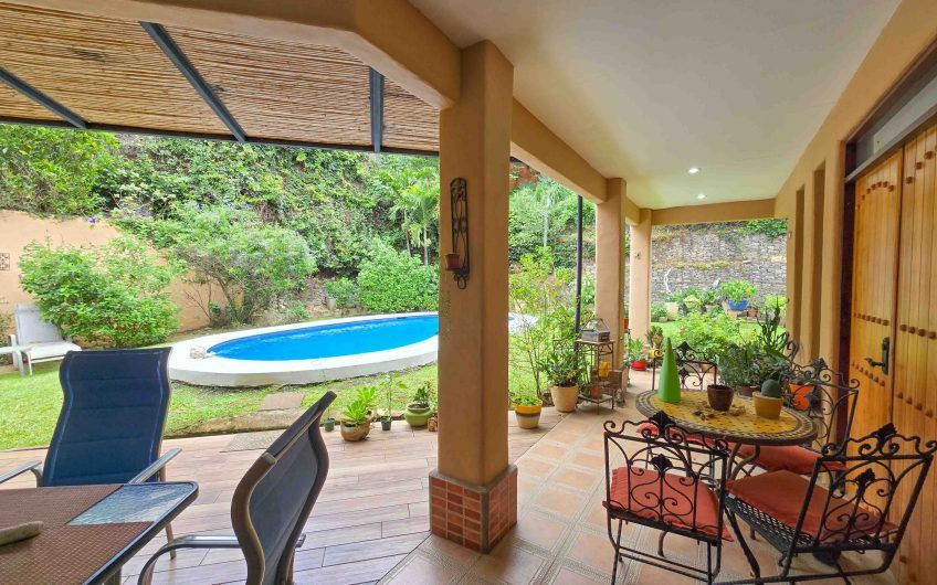 Condominio Cerro Real Escazú! Casa de Un Nivel de 500 m2 con 1.151 m2 de lote