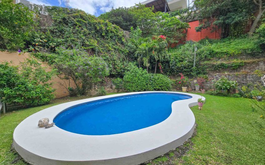 Condominio Cerro Real Escazú! Casa de Un Nivel de 500 m2 con 1.151 m2 de lote