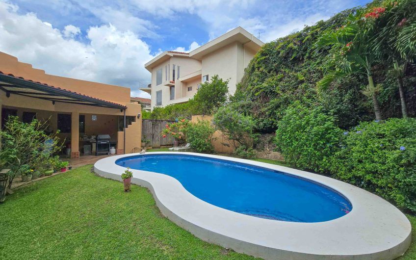 Condominio Cerro Real Escazú! Casa de Un Nivel de 500 m2 con 1.151 m2 de lote