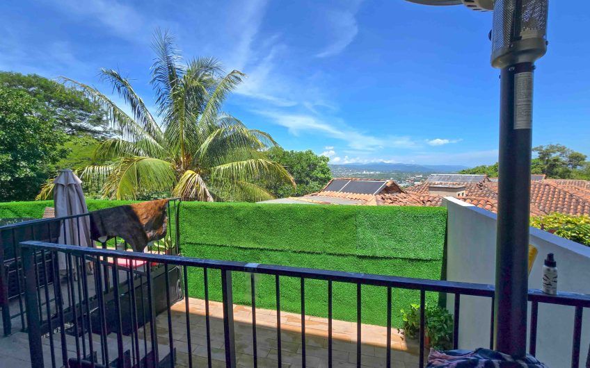 Condo de Un Nivel con vista de 3 habit. en Guachipelín Escazú