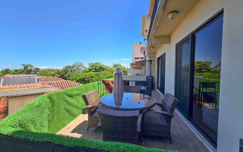 Condo de Un Nivel con vista de 3 habit. en Guachipelín Escazú