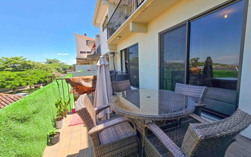 Condo de Un Nivel con vista de 3 habit. en Guachipelín Escazú