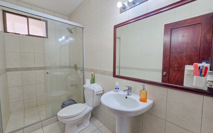 Condo de Un Nivel con vista de 3 habit. en Guachipelín Escazú