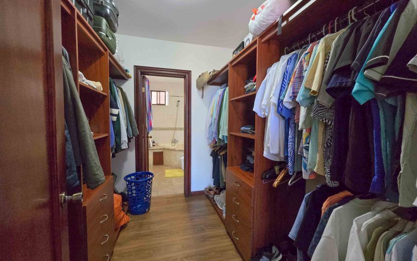 Condo de Un Nivel con vista de 3 habit. en Guachipelín Escazú