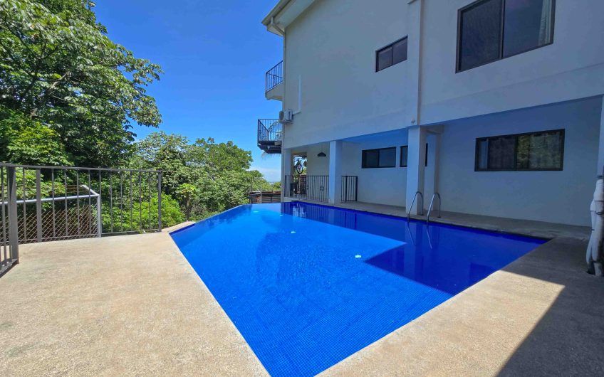 Condo de Un Nivel con vista de 3 habit. en Guachipelín Escazú