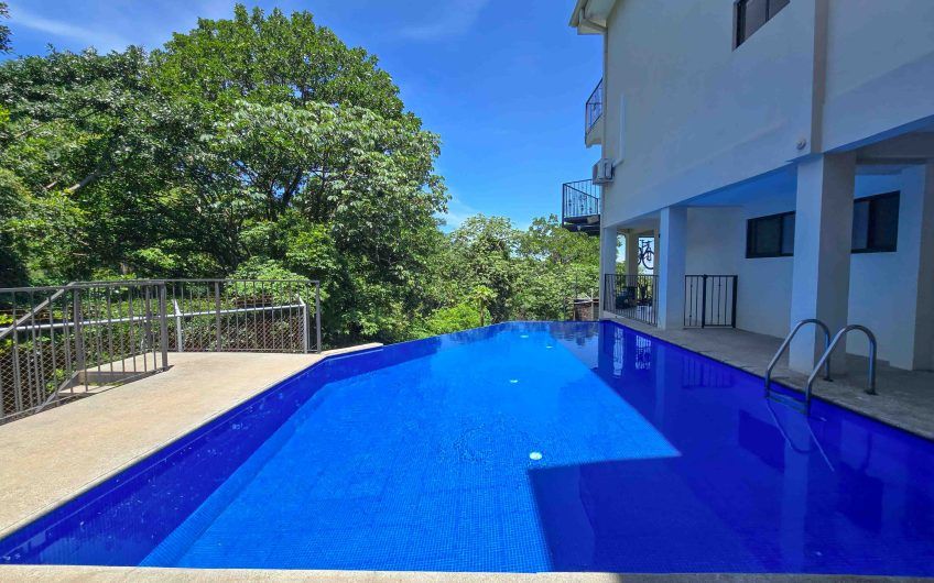 Condo de Un Nivel con vista de 3 habit. en Guachipelín Escazú