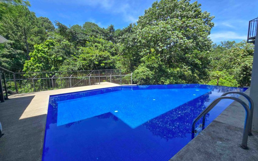 Condo de Un Nivel con vista de 3 habit. en Guachipelín Escazú