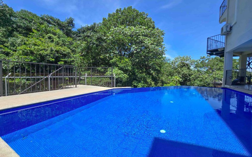 Condo de Un Nivel con vista de 3 habit. en Guachipelín Escazú