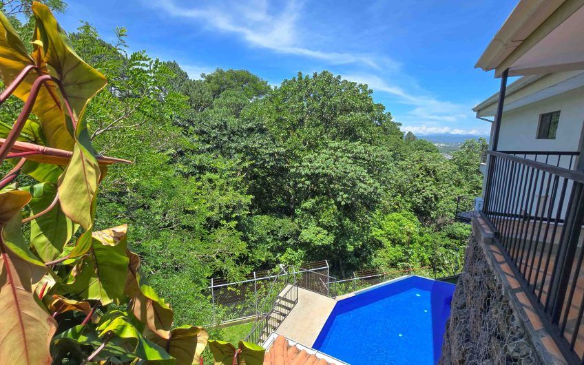 Condo de Un Nivel con vista de 3 habit. en Guachipelín Escazú