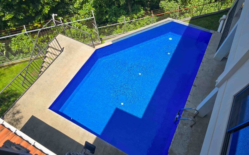 Condo de Un Nivel con vista de 3 habit. en Guachipelín Escazú