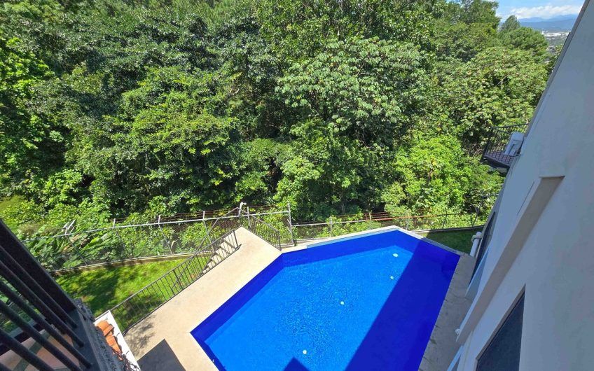 Condo de Un Nivel con vista de 3 habit. en Guachipelín Escazú