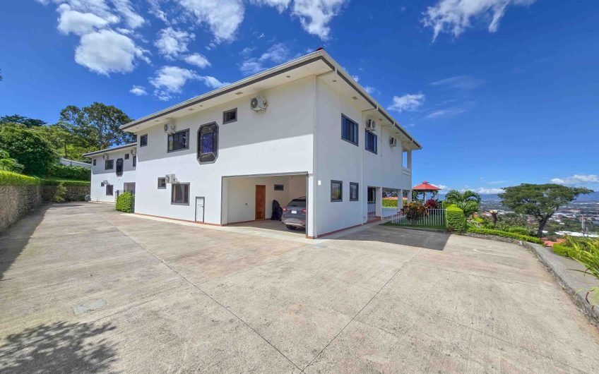 Casa de 600 m2 con piscina propia y vista en Alto Las Palomas Santa Ana