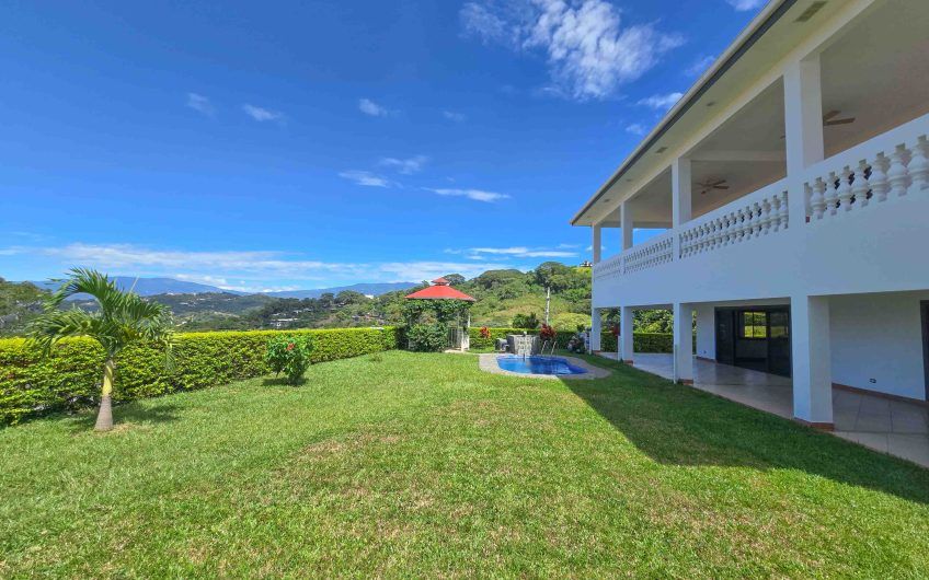 Casa de 600 m2 con piscina propia y vista en Alto Las Palomas Santa Ana